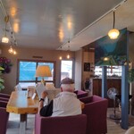 スカイン茶寮 - 店内中央 5人掛けソファー席