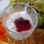 スカイン茶寮 - ブルーベリーソース入りミニヨーグルト