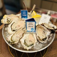 梅田 ワーフ - 本日の生牡蠣6ピース(右からラブリーキャンディー　豊前海　仙鳳趾)