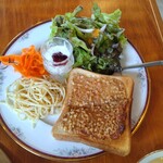 スカイン茶寮 - アーモンドバタートースト・自家製ドレッシングのサラダ・ミニヨーグルト・キャロットラペ・スパゲッティ