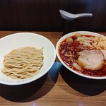 らーめん菊 - 辛麺 つけ麺 1400円
      麺半分(200g) 柔らかめ
      ニンニクマシマシ ヤサイ