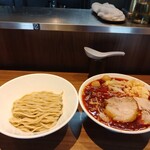 らーめん菊 - 辛麺 つけ麺 1400円
      麺半分(200g) 柔らかめ
      ニンニクマシマシ ヤサイ