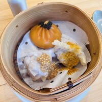 STEAMAN - 点心三種：キャビア小籠包、フカヒレ蒸し餃子、肉焼売〜タスマニアマスタード