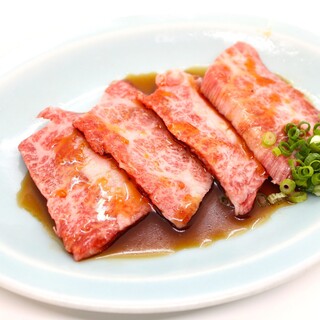 黒毛和牛Ａ５上カルビ一人前759円（税込み）で提供しています