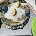 根室花まる - 活タコ、大振りのネタで口の中がいっぱいになります。