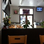 アッバシ - 店内奥から入り口を撮影