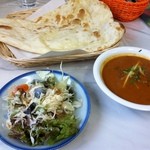アッバシ - ￥790のセット　ナン・カレー（チキン・ビーフ・マトン）・サラダ・ジュース