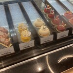 ル ミュゼ ドゥ アッシュ - ショーケースのケーキ