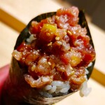 寿し ひらまつ - .....まぐろのいろいろな部位の たくあん手巻き.....