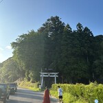 てっぱつ屋 - 隣の神社が神々しい