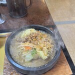 てっぱつ屋 佐野店 - 鉄鍋勝浦タンタンメン。凄い湯気です