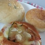 ヒマラヤンベーカリー - オリーブフォカッチャ＆あんドーナツ＆カボチャのグラタン風