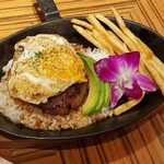 モクオラ ディキシーダイナー - 鉄板ロコモコアボカド(目玉焼き両面焼き)