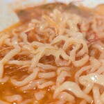 喜多方 満喜 - 中太麺が激辛スープに絡む