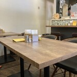 かつのみせ 菱の家 - テーブルとカウンター