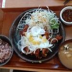 旬菜うちごはん 菜々家 - 『一枚揚げ鶏の葱まみれ定食』。