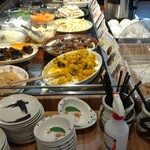 旬菜うちごはん 菜々家 - お惣菜ビュッフェコーナー。