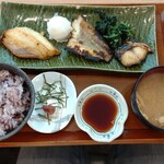 旬菜うちごはん 菜々家 御幸町店 - 『ごちそう三種焼き魚定食』。どの魚も香ばしくて美味しい。