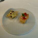 メイ - 1皿目
      アミューズ
      ・トウモロコシのタルト
      ・スイカとチーズのケークサレ
      