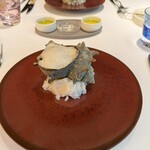 メイ - 5皿目
      エスカルゴバターでソテーしたサザエ、ブリオッシュ。