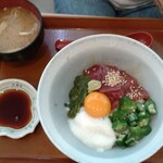 旬菜うちごはん 菜々家 - 『鮪の三色ネバトロスタミナ丼』。