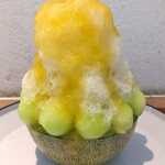 伊藤軒 - 半分に切ったメロンを、くり抜きスプーン(メロンボーラー)でくり抜き、くり抜いた側を器にして、くり抜いたメロンとかき氷を盛りつけ、メロンシロップがけ～!!( ^o^)ﾉ