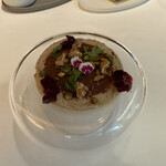 メイ - 4皿目
      フォアグラ、コーヒーとポルト酒のソース。