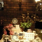 キヘイ カフェ - ディスプレイかと思いきやコーヒーカップが販売されています。どれも一客１万円はくだらないものばかりでした～