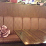 キヘイ カフェ - お花のクッションが素敵♪