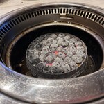 肉処 純純 - 石の下からガスで火を当てている。