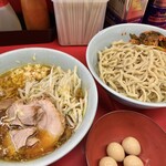 ラーメン二郎 - 小ラーメン（940円）＋ピリ辛！カレーつけ麺（150円）＋ピリ辛にらだれ（80円）＋味付うずら（120円）、ニンニクコール