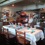 SAKURAGUMI - 店内　海の色の様な澄んだ青色のグラスが印象的です