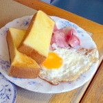 雅 - モーニングセット（650円）のトースト、目玉焼き、ベーコン