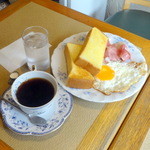 雅 - モーニングセット（650円）のコーヒーとトースト