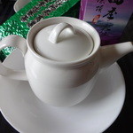 南投縣茶商業同業公會 - 沸騰した湯を注ぎ、更にポットの外にも掛けます。