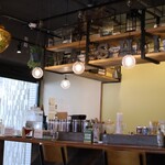 スパイスカレースタンド 輪心 - 店内はオシャラなインテリア