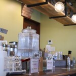 スパイスカレースタンド 輪心 - 店内はオシャレなカフェのよう