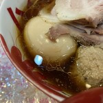 ハイデン.コッコFACTORY ら-めん凛々 - 煮卵は味薄めのトロ玉、抜群の相性。