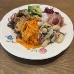 na - 前菜6種？盛り。サイズ感わかりづらいですが小皿じゃないですよ