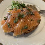 na - サーモンとクリームチーズの乗ったパン。でかいサーモンの下にはキャロットラペとクリームチーズが隠れています