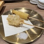 鮨と天ぷら にほんのうみ - ヤングコーン、エビ大葉巻きの天ぷら