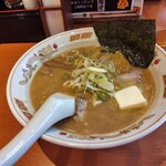 旭川醤油ラーメン（麺半分）トッピングバター