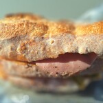 ブランジュリ・ユロ - バゲットサンド（パストラミ&ピクルス）