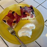 cafe Jammin' - しっとりしたケーキで美味しいです。プラムとベリーの酸味とケーキの甘さがお互いを引き立たせてとても相性良いです。