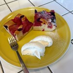 cafe Jammin' - お皿とケーキの色合いが対照的で、お洒落でかわいいです