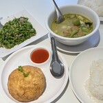 クルア アプソン - 料理写真:蟹オムレツ（カイフープー）と
ドックカチョーンと云う花のつぼみと豚ひき肉の炒め物（パット ドックカチョーン クンサップ）、
そしてグリーンカレー