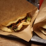 Hachihare - 鶏ひき肉とハーブのラープ風ピザ