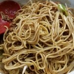 めだかタンタン - 2014.10.12 汁なし担々麺に花山椒を振りかけ、しっかり混ぜる。