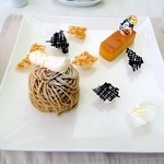 アルチザン・パティシエ・イタバシ - モンブランとカボチャのプリン。手前の白いのは花弁ではなくて、ホワイトチョコレートです。