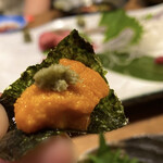 一心 - ミニサイズにカットされた海苔の上に
      馬糞雲丹と山葵をのせますと…
      甘くて濃厚、うんまーーい！･:* .\(( °∀° ))/.:
      生の馬糞雲丹から盛り付けてるので
      ミョウバンなどの保存料一切なし！